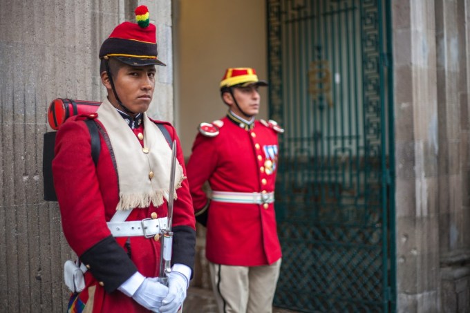 Guardas do palácio presidencial da Bolívia, em La Paz