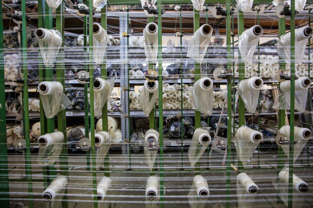 GettyImages-918635854.jpg POR UM FIO - Fábrica de tecidos: a medida causaria grandes perdas no setor