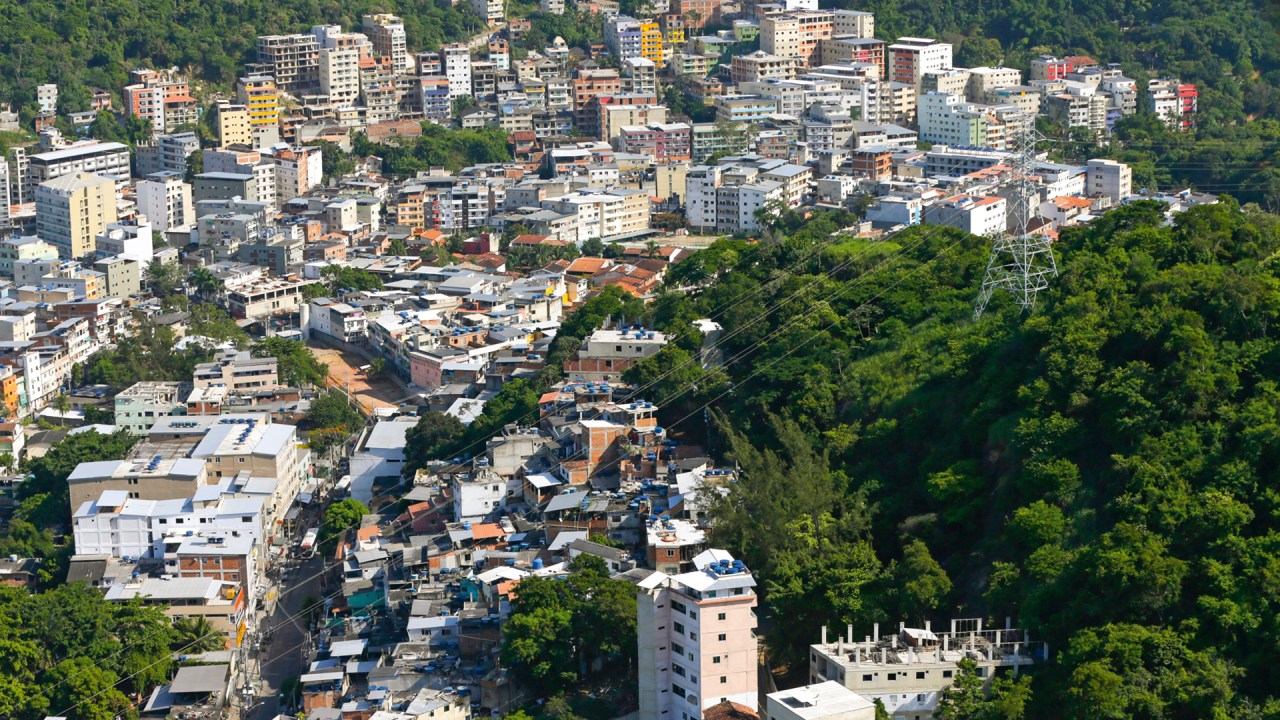 DOMÍNIO - Bairro na Zona Oeste do Rio de Janeiro: os bandidos usam a grilagem de terras como arma de controle contra a população, que só deseja paz para viver