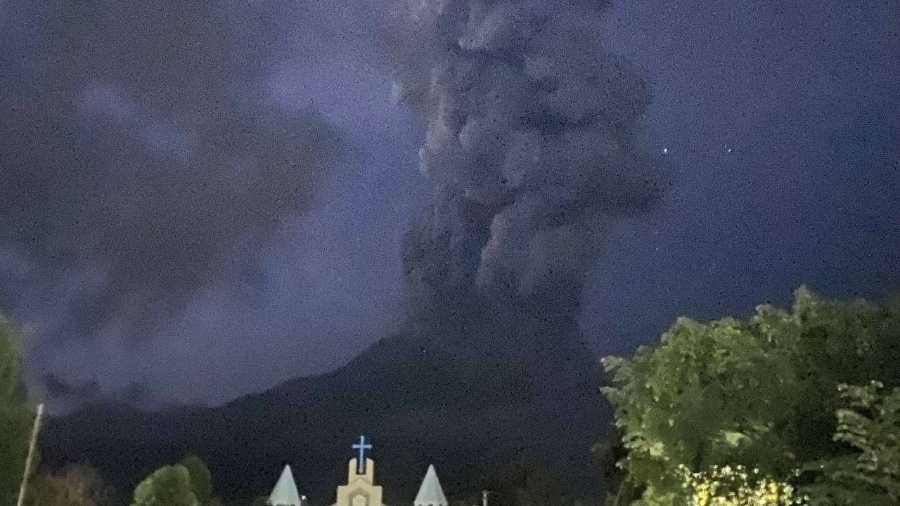 Nuvem de fumaça provocada pela erupção do vulcão Kanlaon, nas Filipinas. 03/06/2024