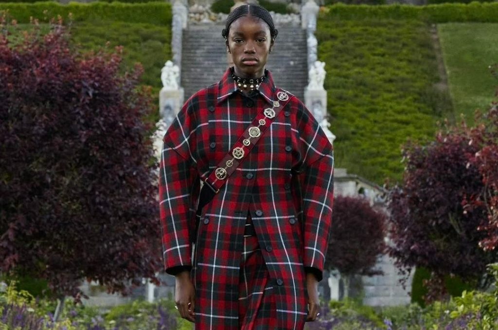 Xadrez e homenagem à rainha decapitada: o desfile da Dior na Escócia