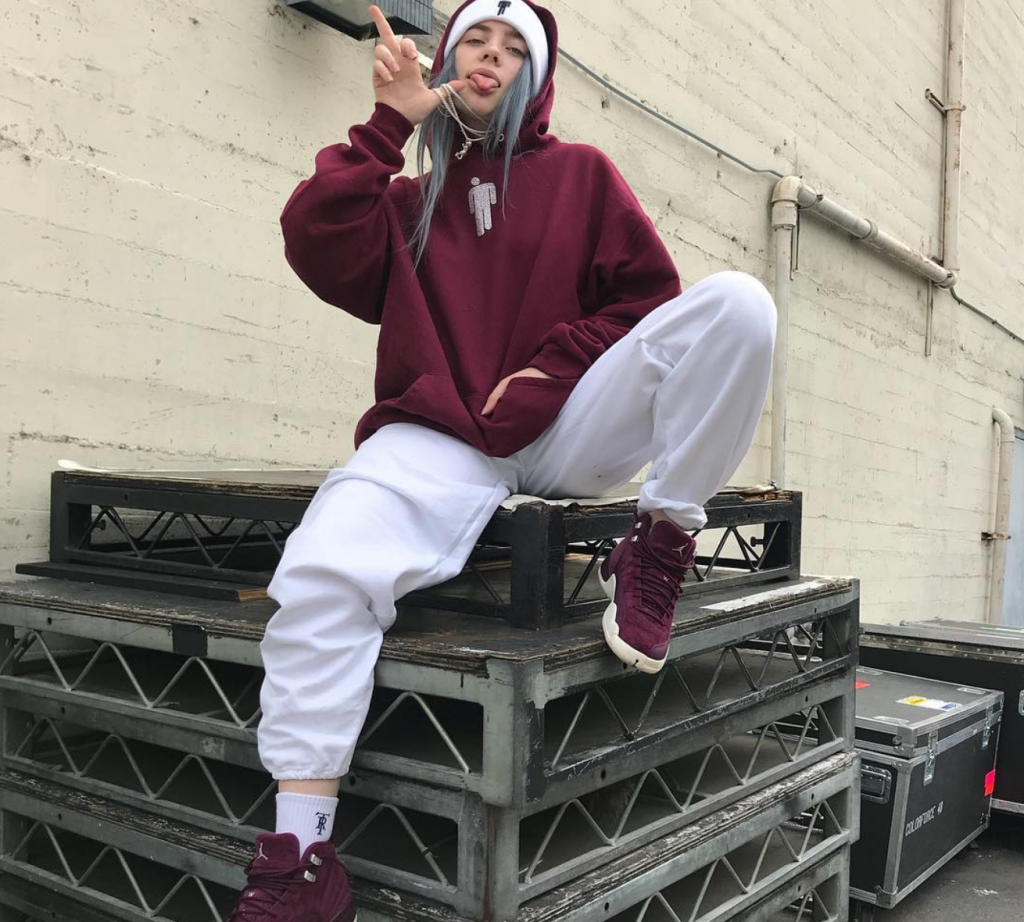 billie eilish BILLIE EILISH: tendência confortável com roupas consideradas masculinas e itens bem largos e folgados