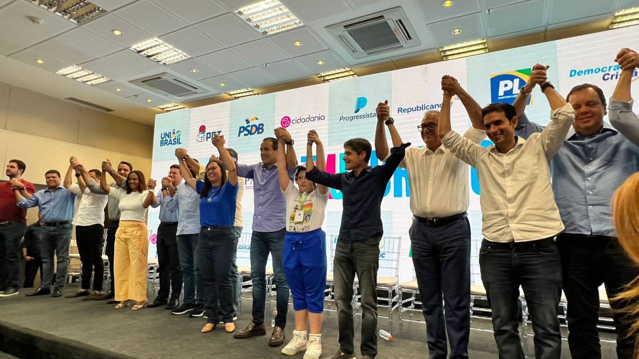 Bruno Reis e Ana Paula Matos (ao centro, de azul) relançam dobradinha para eleição à prefeitura de Salvador