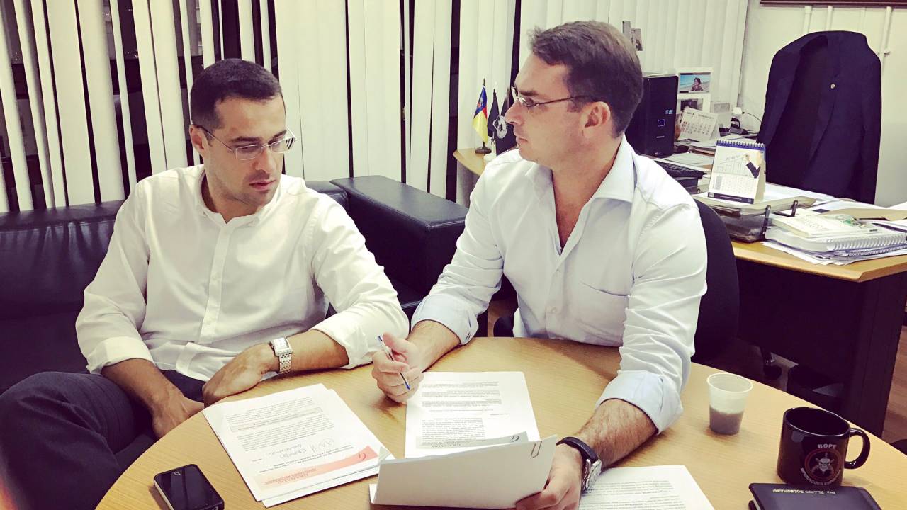 Victor Granado e Flávio Bolsonaro conversam no gabinete do então deputado da Alerj em 2017