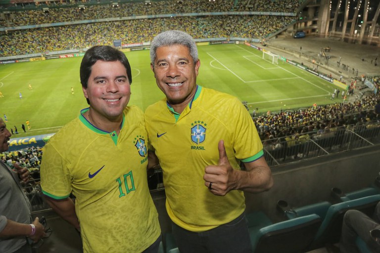 O ministro do Esporte, André Fufuca, e o governador da Bahia, Jerônimo Rodrigues, em amistoso da Seleção Brasileira feminina contra a Jamaica na Arena Fonte Nova, em Salvador
