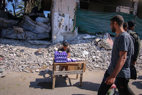 Criança palestina vendendo ovos na cidade de Deir al-Balah, no centro da Faixa de Gaza. 09/04/2024