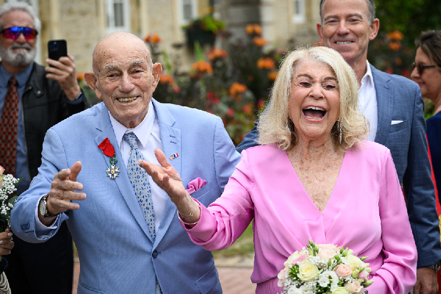 O veterano de guerra Harold Terens, de 100 anos, e sua noiva Jeanne Swerlin, de 96 anos, durante cerimônia de casamento em uma praia da Normandia, na França