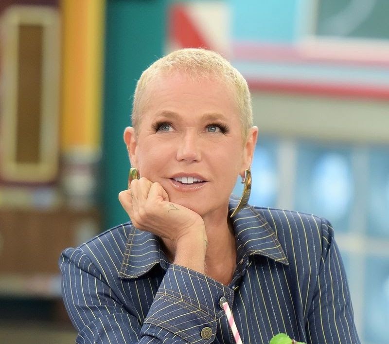Xuxa confunde boné bolsonarista e questiona fã