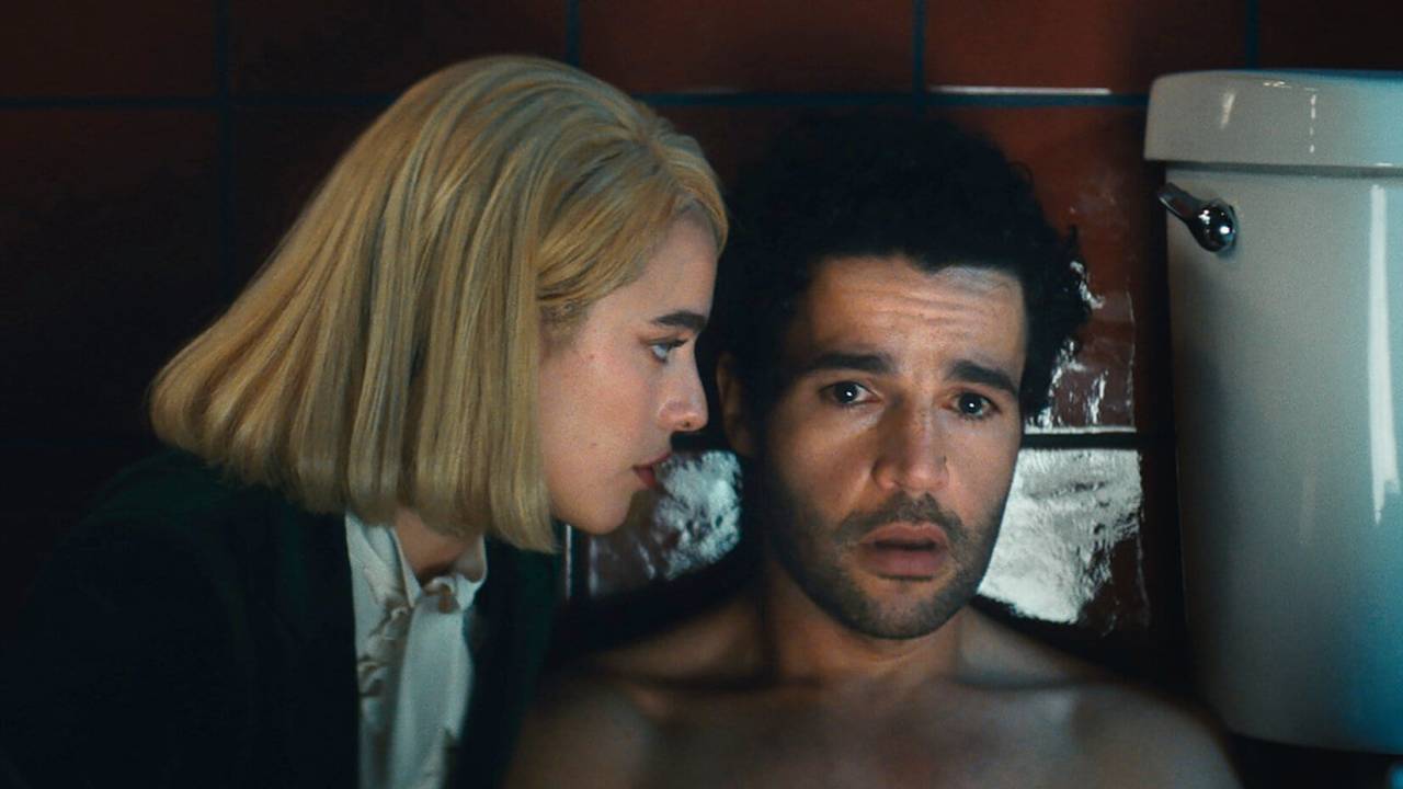 Margaret Qualley e Christopher Abbott vivem uma relação sadomasoquista em 'Santuário'