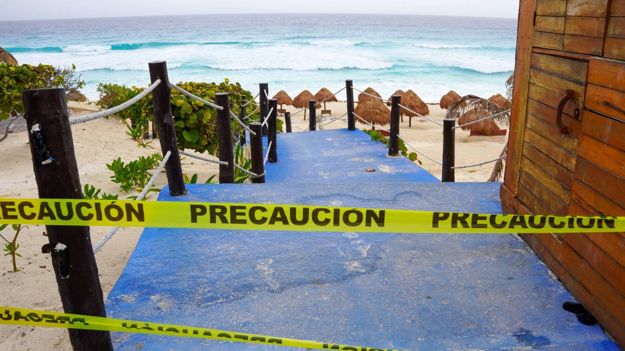 Acesso à praia em Cancún fechado à medida que o furacão Beryl avança em direção ao México. 04/07/2024