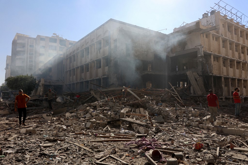 Destroços da Escola do Patriarcado Latino, em Gaza, após bombardeio pelas Forças de Defesa de Israel