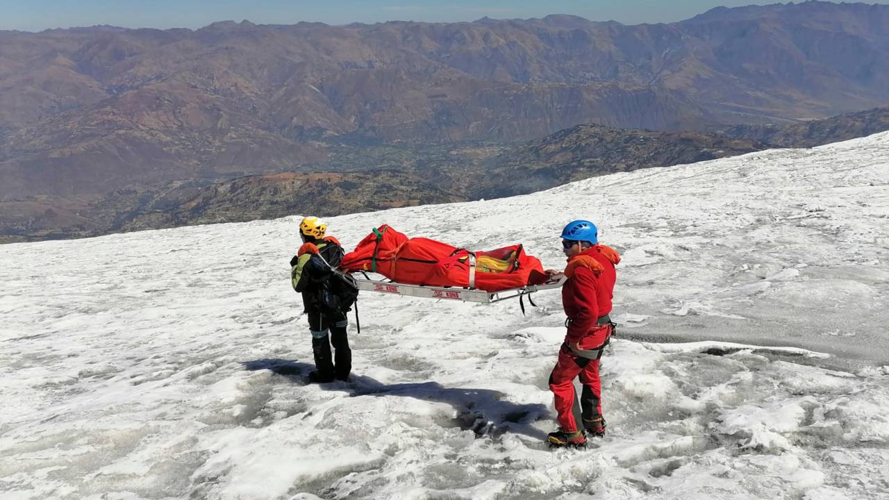 Undated handout picture released by Peruvian National Police on July 8, 2024, showing police officers evcacuating the body of US mountain climber William Stampfl, who was reported missing in June 2002, in the Ancash region, 400 km north of Lima. The body of an US mountain climber who disappeared 22 years ago while climbing a 6,700-metre-high mountain in Peru was found mummified and with his clothes in good condition, police said on July 8, 2024. (Photo by Handout / Peruvian National Police / AFP) / RESTRICTED TO EDITORIAL USE - MANDATORY CREDIT "AFP PHOTO / PERUVIAN NATIONAL POLICE " - NO MARKETING NO ADVERTISING CAMPAIGNS - DISTRIBUTED AS A SERVICE TO CLIENTS