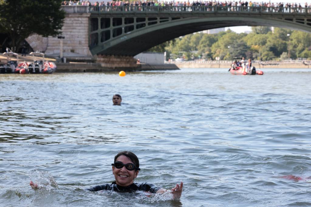 A prefeita de Paris, Anne Hidalgo, no Rio Sena A prefeita de Paris, Anne Hidalgo, no Rio Sena