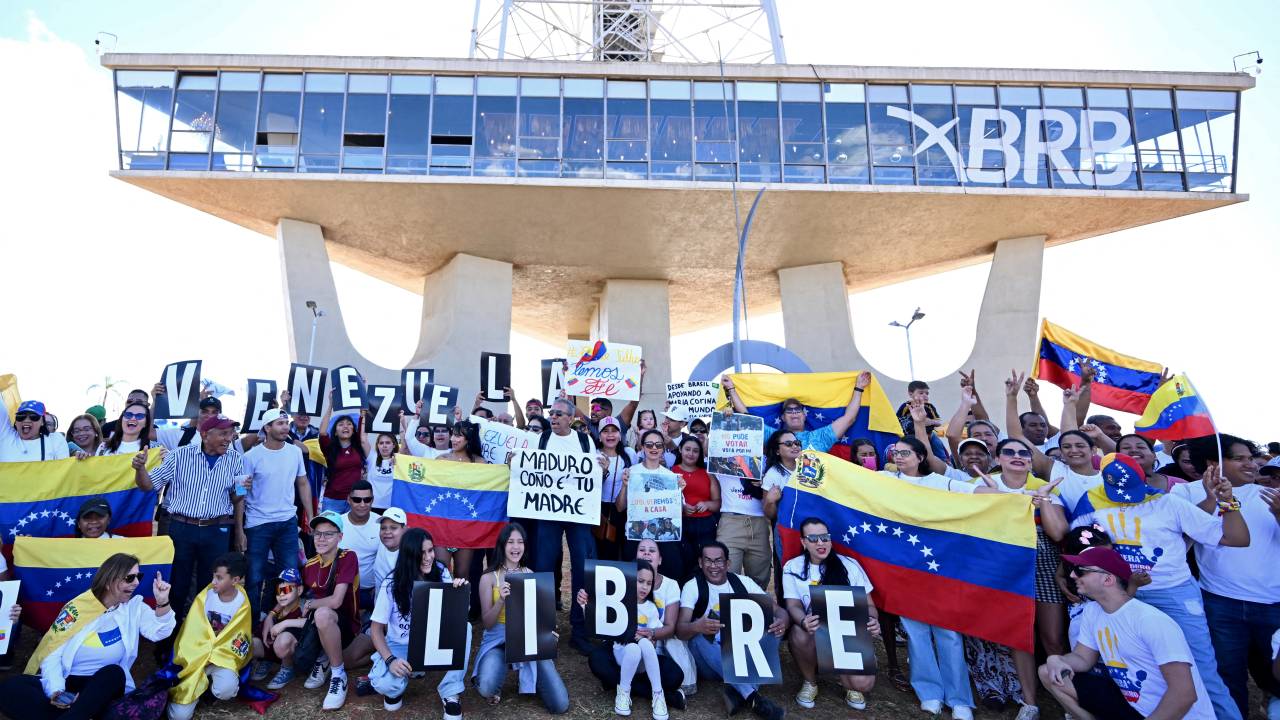 Venezuelan citizens take part in a protest in support of the Venezuelan opposition in Brasília, Brazil, on July 28, 2024. Venezuelans vote Sunday between continuity in President Nicolas Maduro or change in rival Edmundo Gonzalez Urrutia amid high tension following the incumbent's threat of a "bloodbath" if he loses. (Photo by EVARISTO SA / AFP)