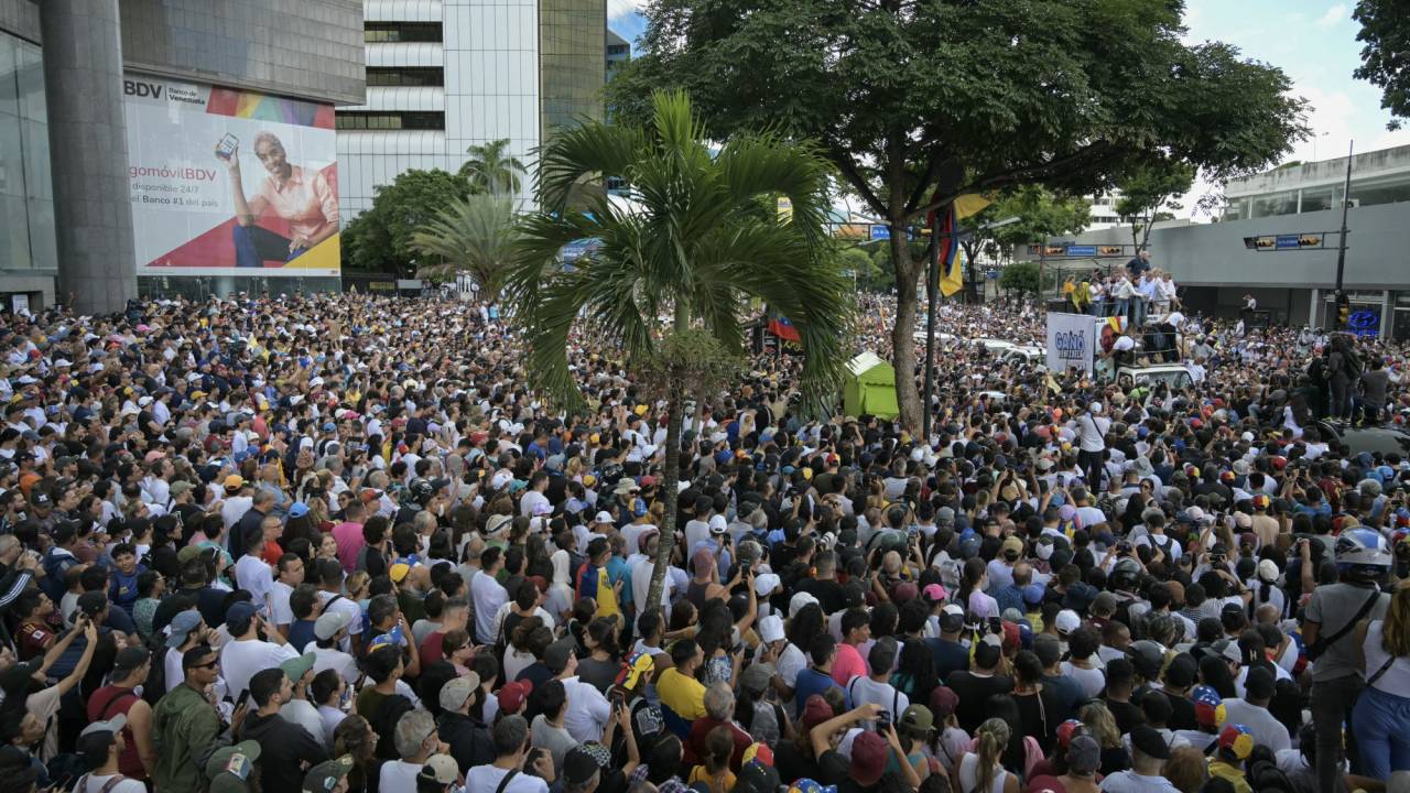 Moradores de Caracas se reúnem em frente a escritório da ONU nesta terça (30)