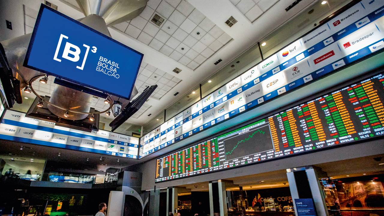 Salão da B3, a bolsa de valores brasileira: por trás do índice em baixa, há ações boas e baratas