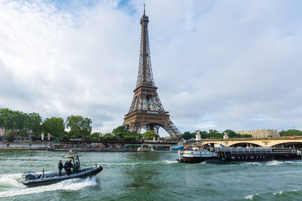 Rehearsal of the Paris Olympics Games Opening Ceremony on the Seine River UM MERGULINHO? - O Sena sob a moldura da Torre Eiffel: bilionária operação faxina é uma virada de página