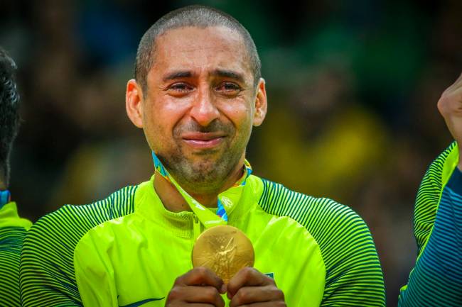 2016_Summer_Olympics,_Brazil_v_Italy,_21_August_2016_Final_02 Serginho Escadinha com sua última medalha de ouro, conquistada nas Olimpíadas do Rio de Janeiro em 2016