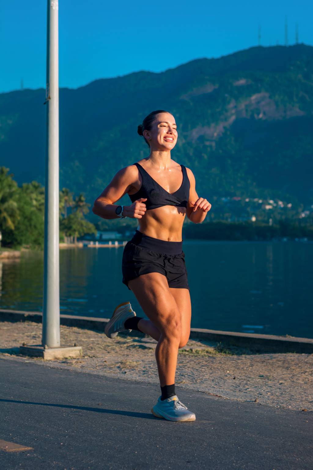 2D (1) – PER_2546.JPEG CORRER PARA VIVER - A estudante de medicina Manuela Cit, 20 anos, trocou a agitação noturna pelo exercício antes do nascer do sol, muitas vezes com os amigos. Álcool não é com ela. “Às vezes, emendamos com um bom café da manhã”, conta