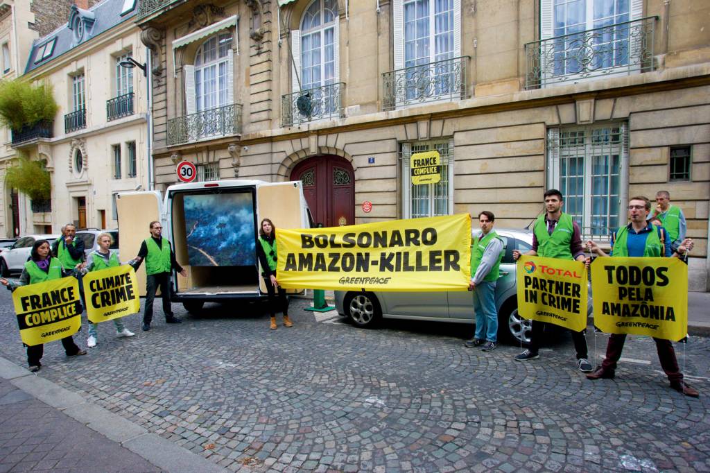 2D (2) – GREENPEACE 2019 9 a.jpg PÁRIA INTERNACIONAL - Protesto em Paris na era Bolsonaro: gestão tida como catastrófica para o meio ambiente
