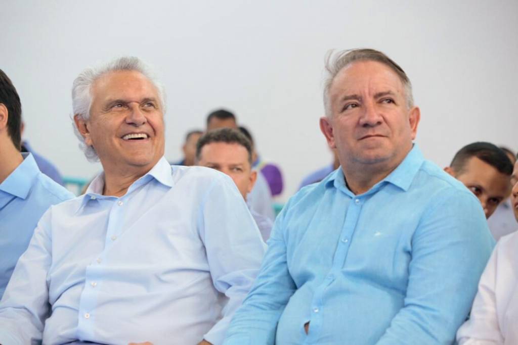Divulgação PRESSÃO - Caiado e Mariano, prefeito de Aparecida de Goiânia: saída do páreo