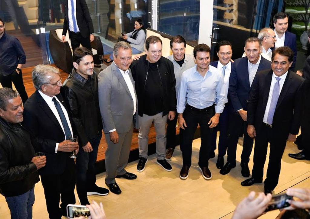 3—392832932.jpg EX-TROGLODITA - O ministro e o Centrão: hoje ele é celebrado pelos deputados