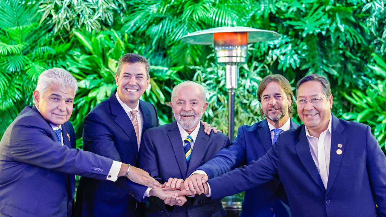 Os presidentes José Raúl Mulino (Panamá) Santiago Peña (Paraguai), Luiz Inácio Lula da Silva (Brasil), Luis Lacalle Pou (Uruguai) e Luis Arce (Bolívia), durante reunião da Cúpula do Mercosul nesta segunda-feira, na capital paraguaia, Assunção