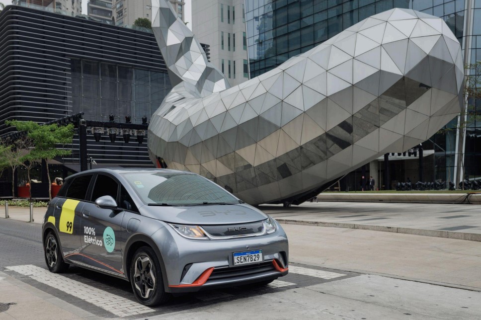 Carro elétrico que presta serviço à 99, em São Paulo