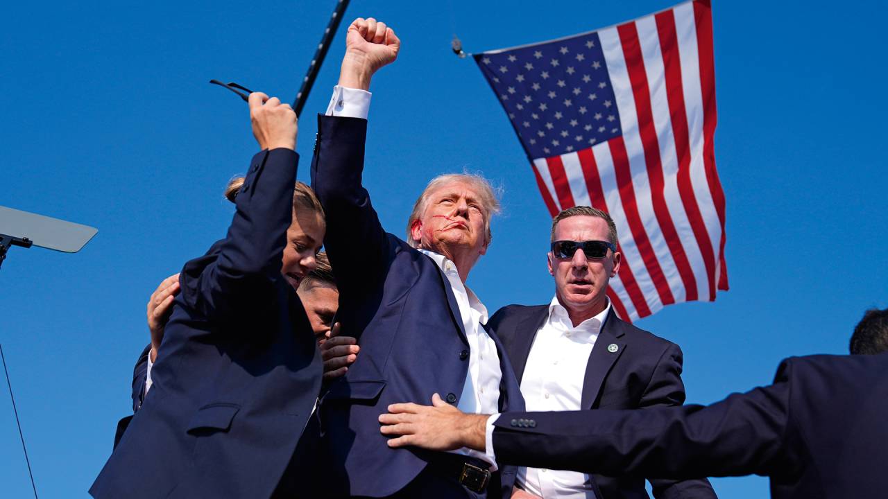 POSE PARA A HISTÓRIA - Trump depois do tiro: “Lutem, lutem”