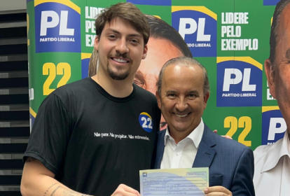 Jair Renan segurando a ficha de filiação ao PL ao lado do governador de Santa Catarina, Jorginho Mello