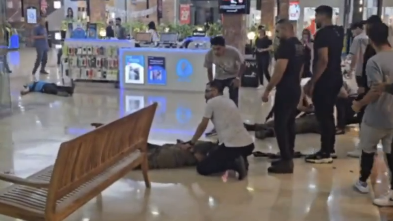 Imagens de vídeo de ataque em shopping em Israel, compartilhadas nas redes sociais, mostram dois homens caídos imóveis no chão enquanto pessoas tentam prestar socorro. -