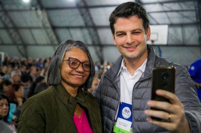 Candidato de Greca e Ratinho lidera em disputa embolada em Curitiba