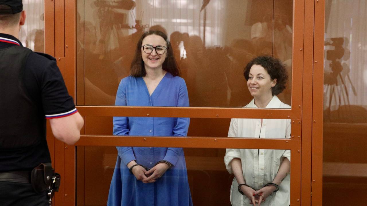A dramaturga Svetlana Petriychuk (à esquerda) e a diretora Zhenya Berkovich (à direita) durante audiência.