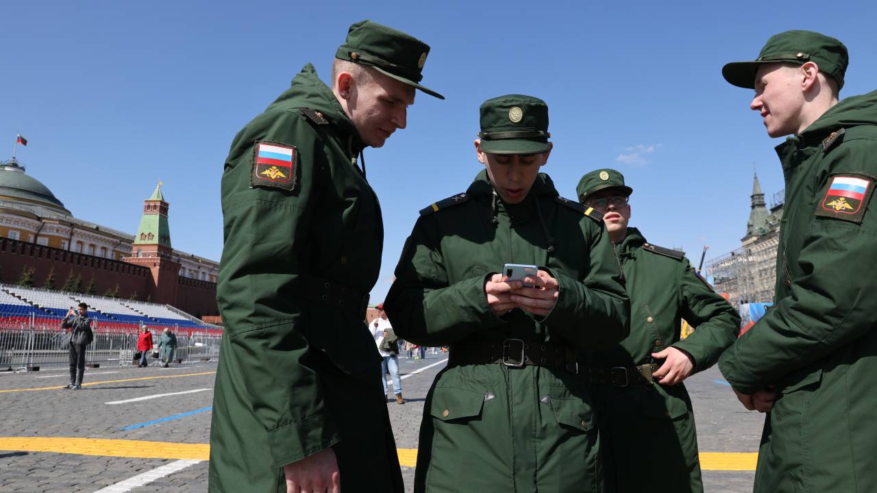 Em caso de múltiplas infrações, soldados russos poderiam pegar 15 dias de prisão por uso de celular.