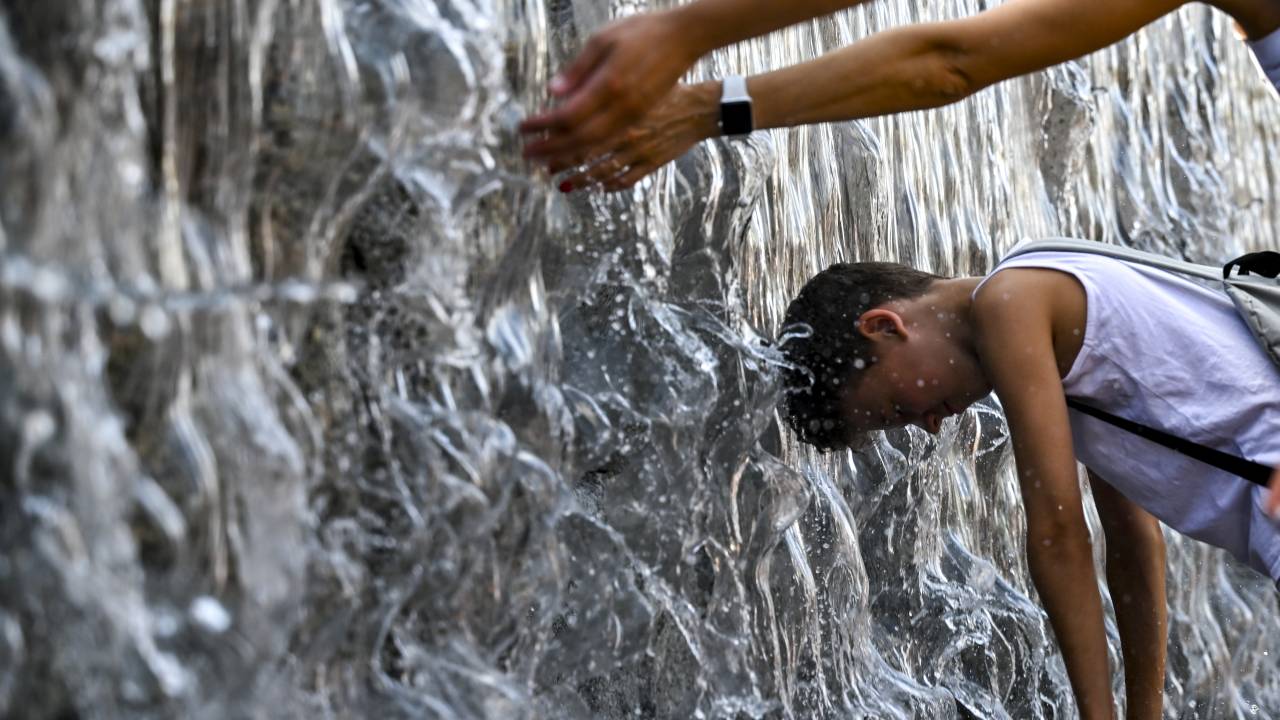 Moradores se refrescam em piscinas ornamentais de parques em Moscou, na Rússia. 02/07/2024