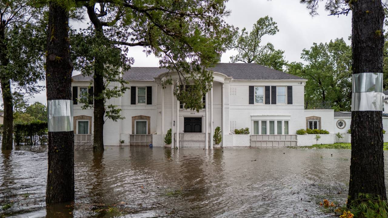 Uma casa é cercada pelas enchentes durante o furacão Beryl em Houston, no Texas. 08/07/2024