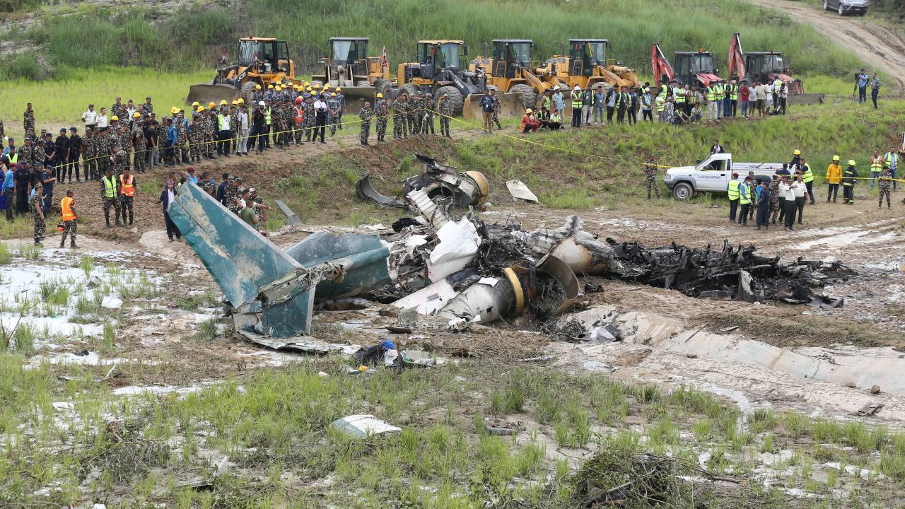 Avião Saurya Airlines totalmente destruído após queda no aeroporto Internacional de Tribhuvan, no Nepal. 24/07/2024