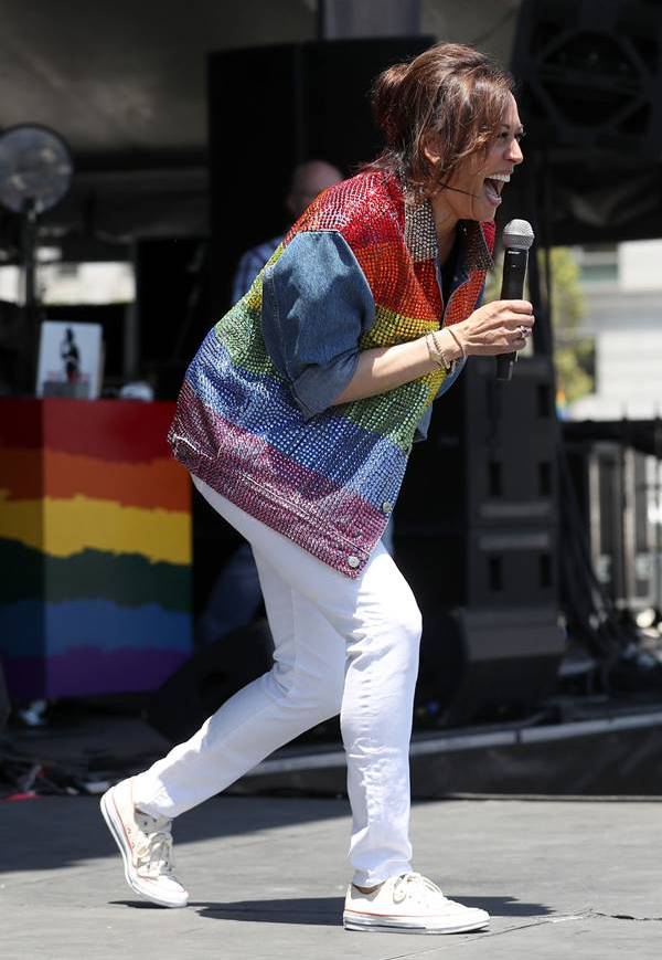 Kamala-Harris-GettyImages-1159263205 Jaqueta raimbow: homenagem à comunidade LGBTQIA+