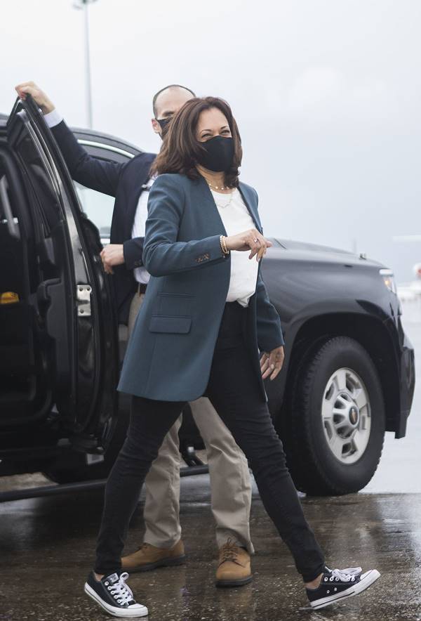 Kamala-Harris-GettyImages-1229171280 Jeans e All Star: conforto e comunicação com jovens