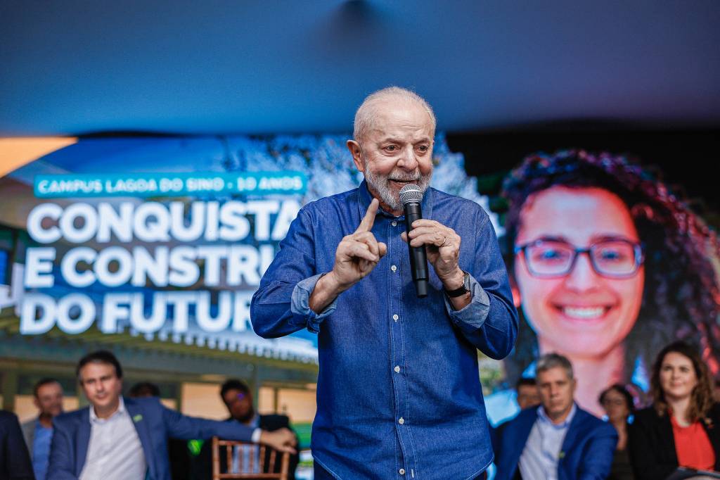 Lula se aproxima da metade do mandato com Centrão mirando ministérios mais robustos