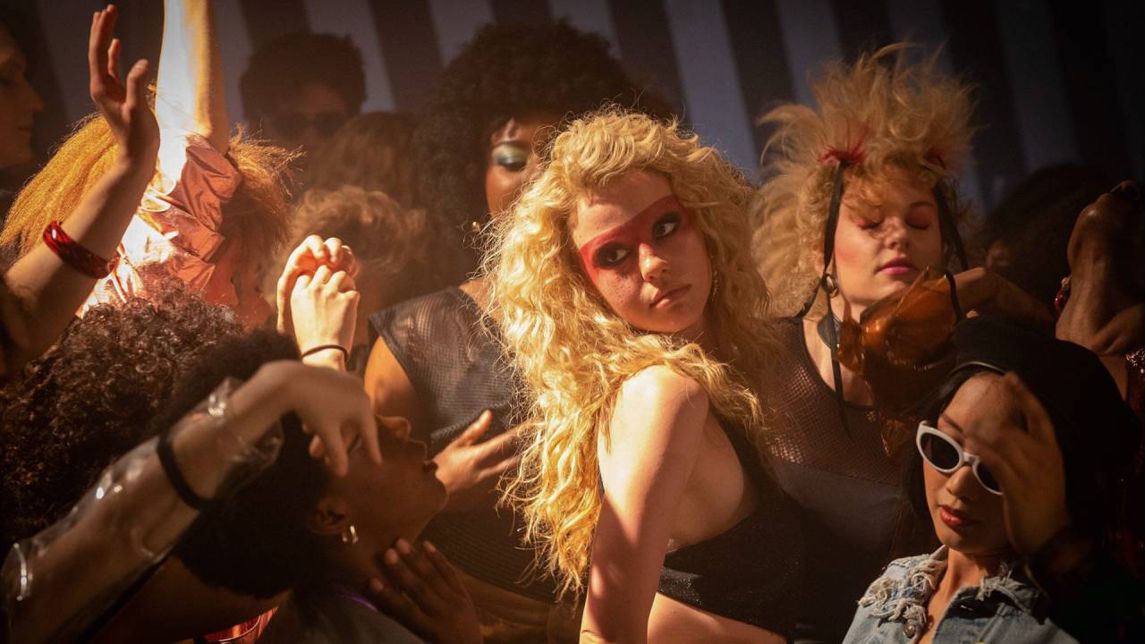 DETERMINADA - Mia Goth (ao centro) como Maxine Minx: atriz pornô que faz tudo — até matar — por sucesso em Hollywood