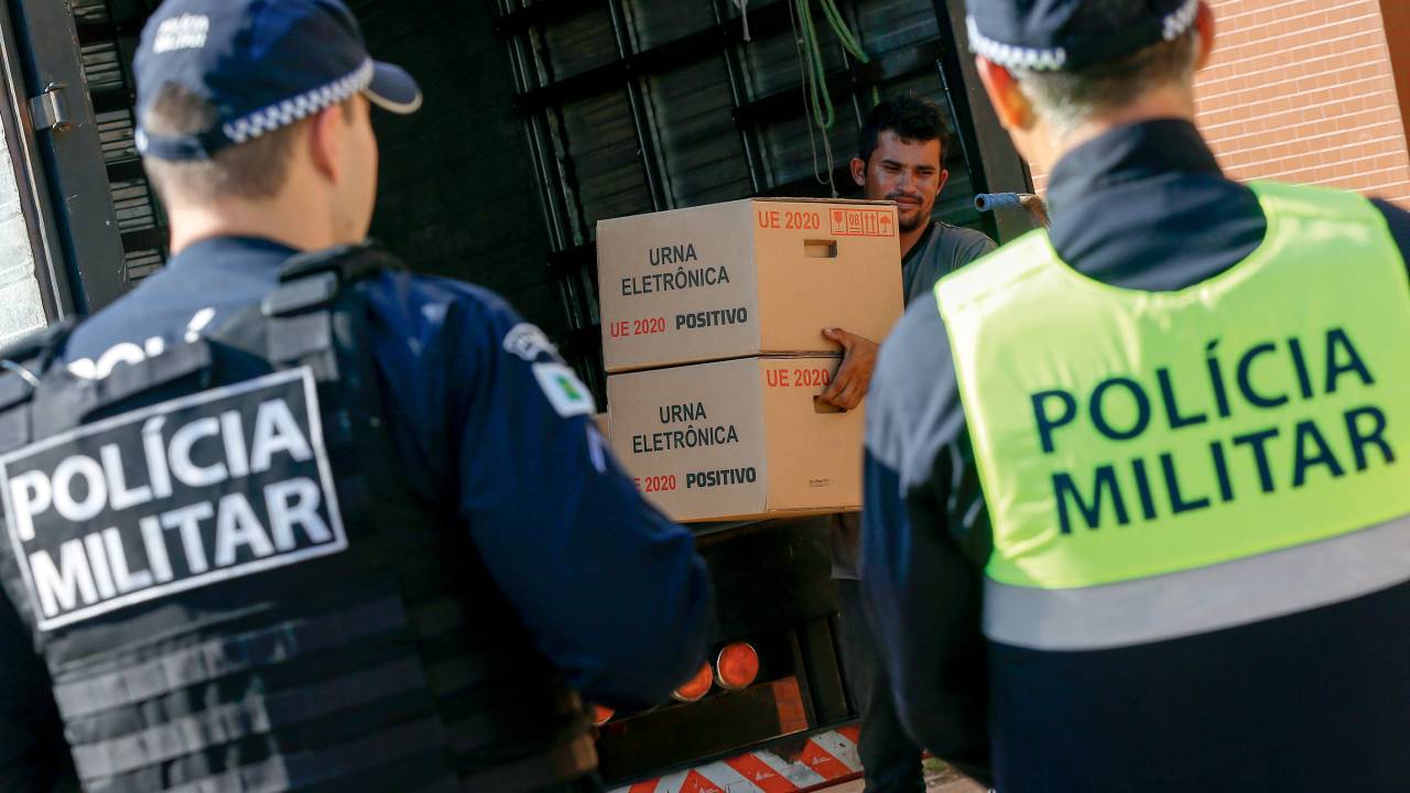 MÃO USAR ESSA FOTO Urna chega a local de votação em área dominada pelo crime organizado