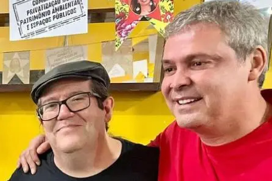 Tarcísio Motta e Lindbergh Farias abraçados em evento que expôs racha no PT do Rio