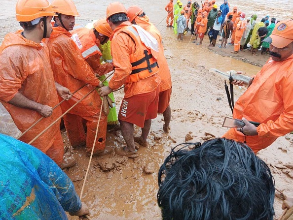 Pelo menos 70 morrem em deslizamentos de terra no sul da Índia