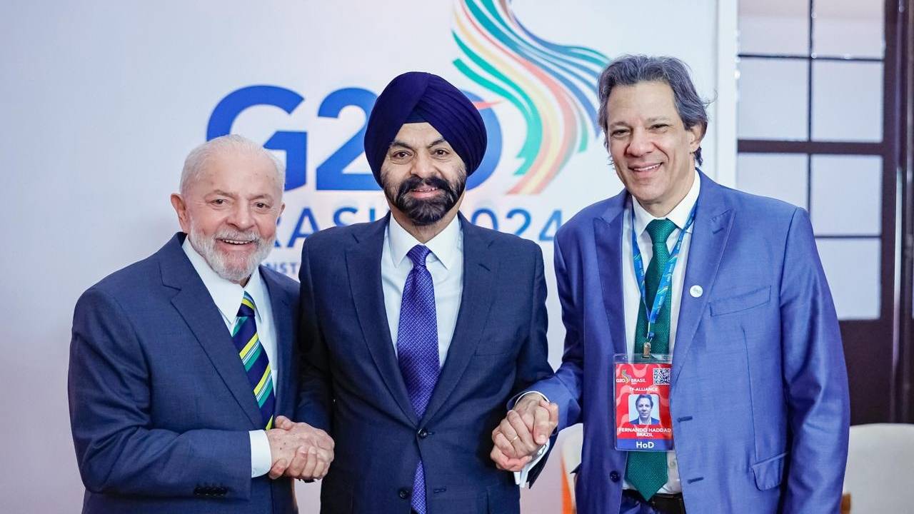 O presidente Luiz Inácio Lula da Silva, o presidente do Banco Mundial, Ajay Banga, e o ministro da Fazenda, Fernando Haddad, nesta quarta-feira, no Rio de Janeiro