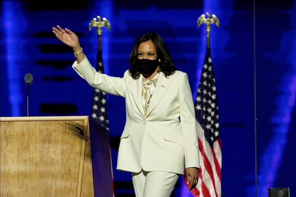 terno-branco-da-Kamala-Harris-2_88808a Terno branco Carolina Herrera: mensagem de paz e pelo direito das mulheres