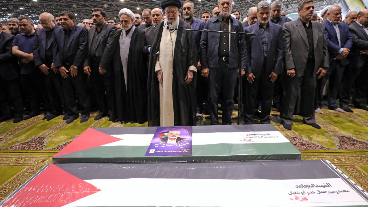 Líder Supremo Aiatolá Ali Khamenei orando por Ismail Haniyeh, líder político do Hamas assassinado em um ataque aéreo, durante cerimônia fúnebre em Teerã. 01/08/2024