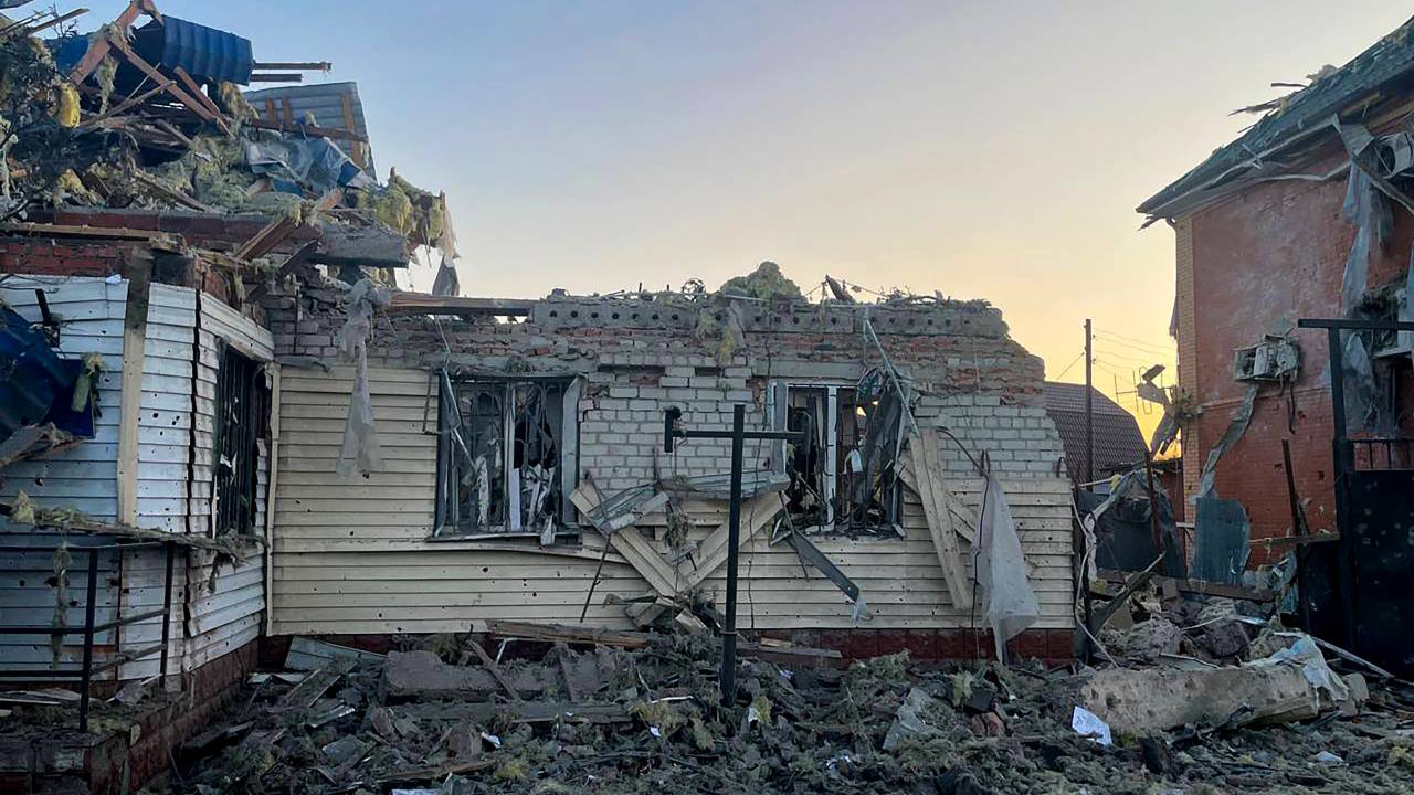 Casas danificadas por ataques ucranianos na região de Kursk, no sudoeste da Rússia. 06/08/2024