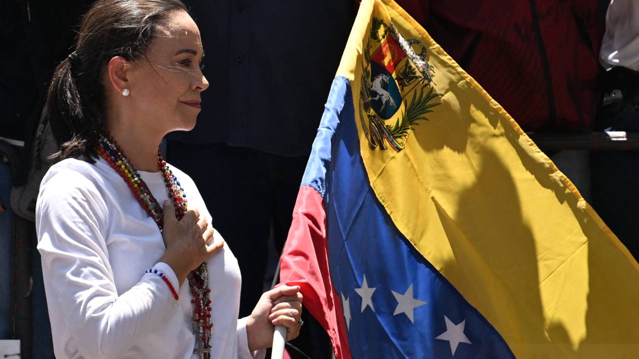 A líder oposicionista da Venezuela, María Corina Machado, segurando a bandeira venezuelana. 03/08/2024