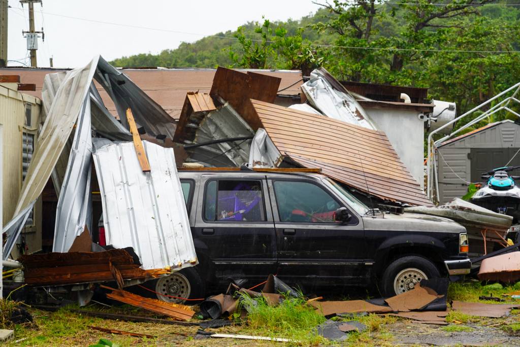 Tempestade Ernesto vira furacão e deixa metade de Porto Rico no escuro